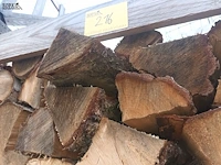 Lot 216 - houten kist met brandhout - afbeelding 2 van  4