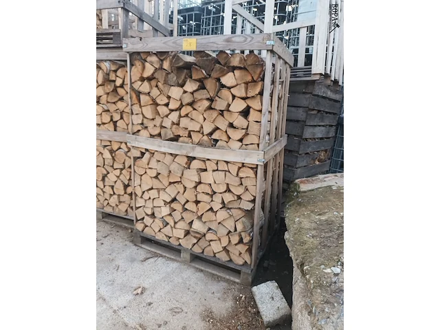 Lot 216 - houten kist met brandhout - afbeelding 3 van  4