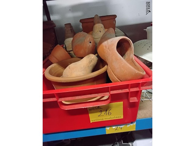 Lot 216 - lot terracotta allerlei bloempotten en tuindecoratie 13 stuk - afbeelding 1 van  4