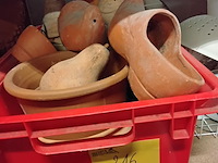 Lot 216 - lot terracotta allerlei bloempotten en tuindecoratie 13 stuk - afbeelding 1 van  4