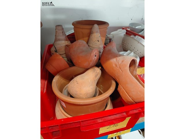 Lot 216 - lot terracotta allerlei bloempotten en tuindecoratie 13 stuk - afbeelding 2 van  4