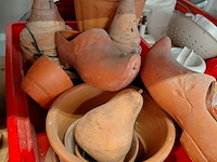 Lot 216 - lot terracotta allerlei bloempotten en tuindecoratie 13 stuk - afbeelding 3 van  4