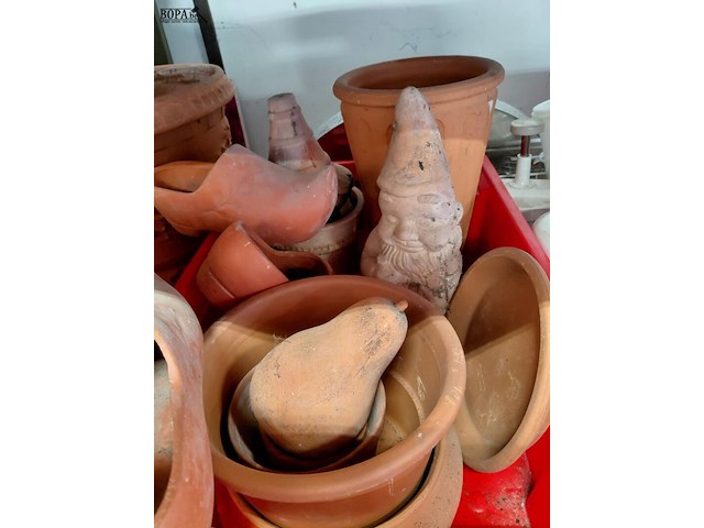 Lot 216 - lot terracotta allerlei bloempotten en tuindecoratie 13 stuk - afbeelding 4 van  4