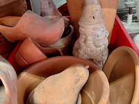 Lot 216 - lot terracotta allerlei bloempotten en tuindecoratie 13 stuk - afbeelding 4 van  4