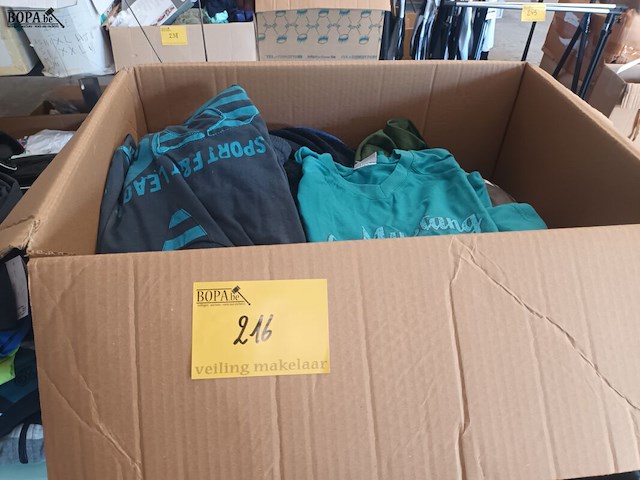 Lot 216 - nieuwe kinderkledij. 1 doos - afbeelding 1 van  4