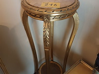 Lot 216 - vergulde antieke sokkel - afbeelding 1 van  4