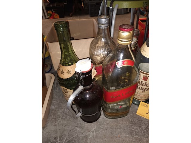 Lot 216 - verzamelflessen xl. 9 stuks - afbeelding 2 van  6