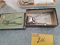 Lot 216 - vintage handmatig jewel tondeuze en ladyshave philips - afbeelding 2 van  3