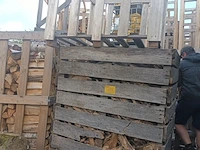 Lot 217 - houten kist met brandhout + lege kist