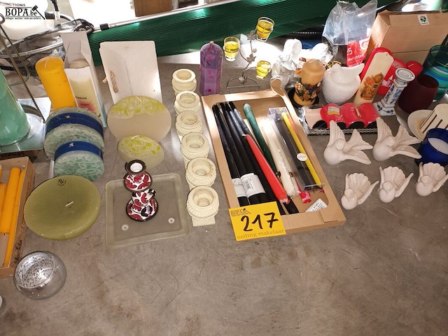 Lot 217 - kaarsen en kaarsenhouders. ca. 50 stuks - afbeelding 1 van  4