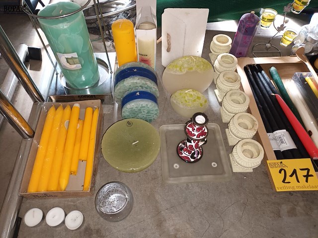 Lot 217 - kaarsen en kaarsenhouders. ca. 50 stuks - afbeelding 2 van  4