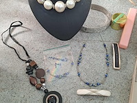 Lot 217 - lot juwelen, haarspelden en opbergdoosjes - afbeelding 4 van  4