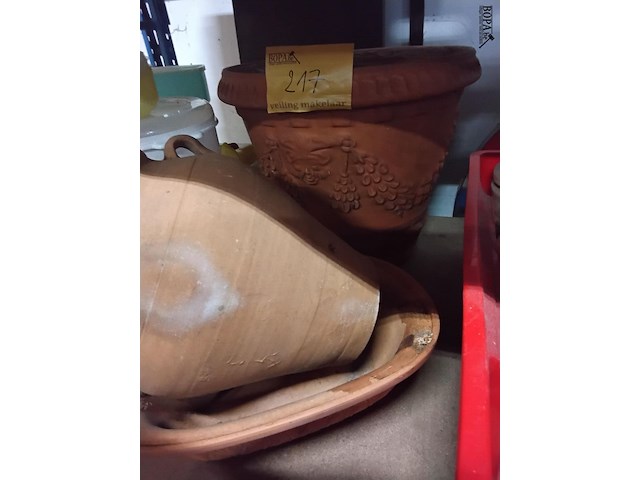 Lot 217 - lot terracotta bloempotten 4 stuks diam 38 h 33 en diam 17 h - afbeelding 1 van  2
