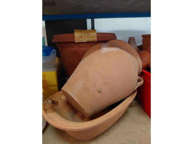 Lot 217 - lot terracotta bloempotten 4 stuks diam 38 h 33 en diam 17 h - afbeelding 2 van  2