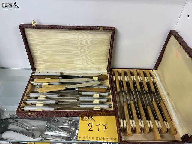 Lot 217 - messensets - 2 stuks - afbeelding 1 van  3