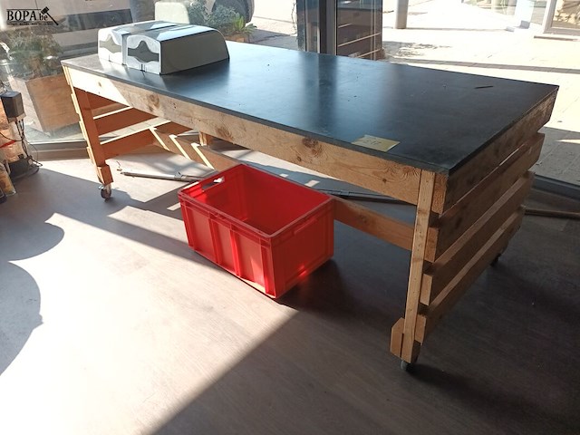 Lot 217 - mobiele houten werktafel - afbeelding 1 van  3