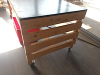 Lot 217 - mobiele houten werktafel - afbeelding 2 van  3