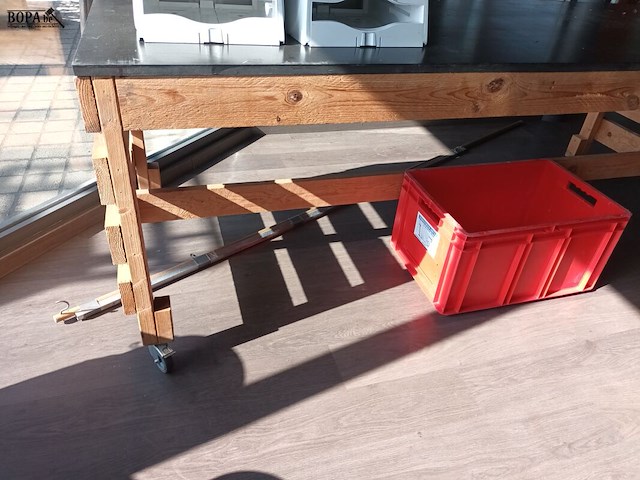 Lot 217 - mobiele houten werktafel - afbeelding 3 van  3