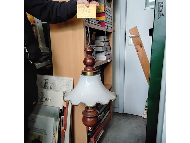 Lot 217 - oude hanglamp '60/'70 hout en opaalglas - afbeelding 1 van  1