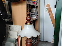 Lot 217 - oude hanglamp '60/'70 hout en opaalglas - afbeelding 1 van  1