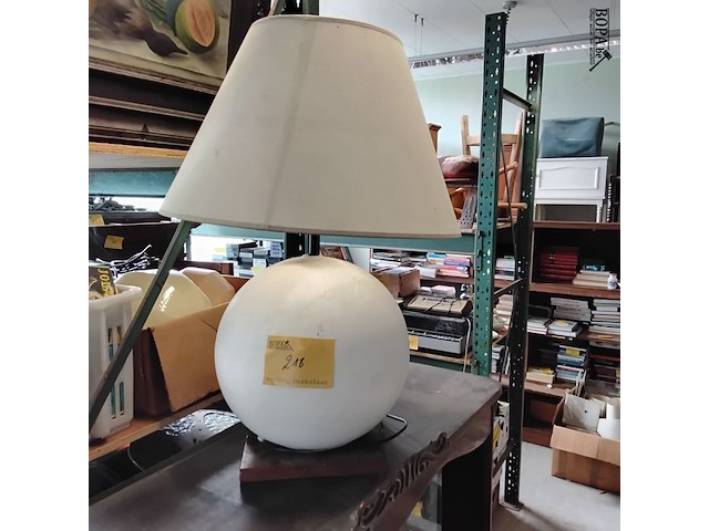 Lot 218 - grote witte tafellamp op houten voet h 77 cm - afbeelding 1 van  1