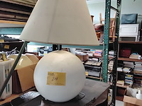 Lot 218 - grote witte tafellamp op houten voet h 77 cm - afbeelding 1 van  1