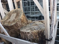 Lot 218 - houten kist met brandhout + lege kist
