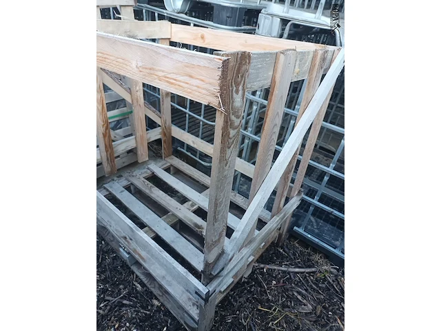 Lot 218 - houten kist met brandhout + lege kist - afbeelding 2 van  4