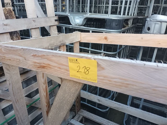 Lot 218 - houten kist met brandhout + lege kist - afbeelding 3 van  4