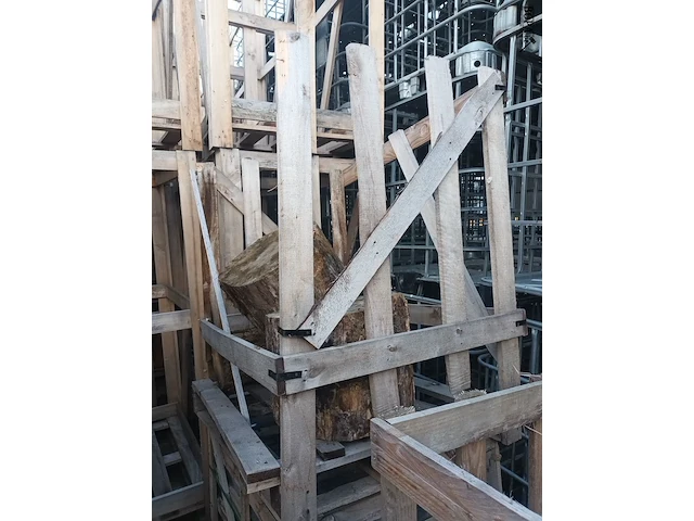 Lot 218 - houten kist met brandhout + lege kist - afbeelding 4 van  4