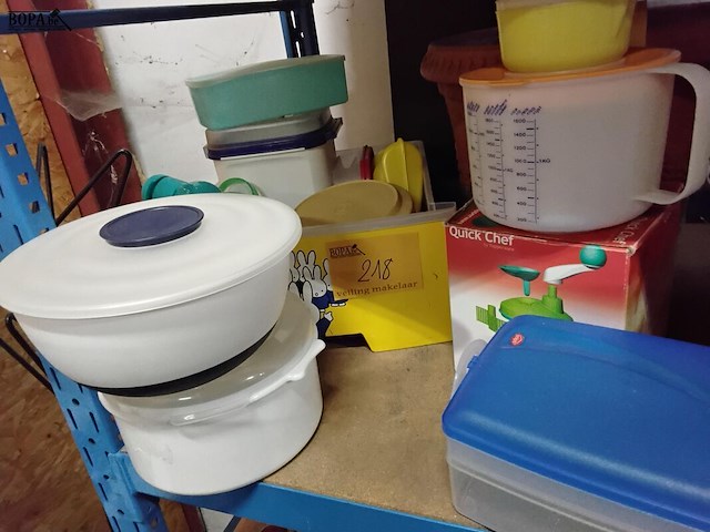 Lot 218 - lot tupperware artikelen 18 stuks oa opbergdozen, fruitpers - afbeelding 1 van  1