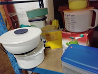 Lot 218 - lot tupperware artikelen 18 stuks oa opbergdozen, fruitpers - afbeelding 1 van  1