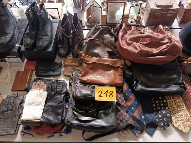 Lot 218 - mode accessoires. 38 stuks - afbeelding 1 van  7