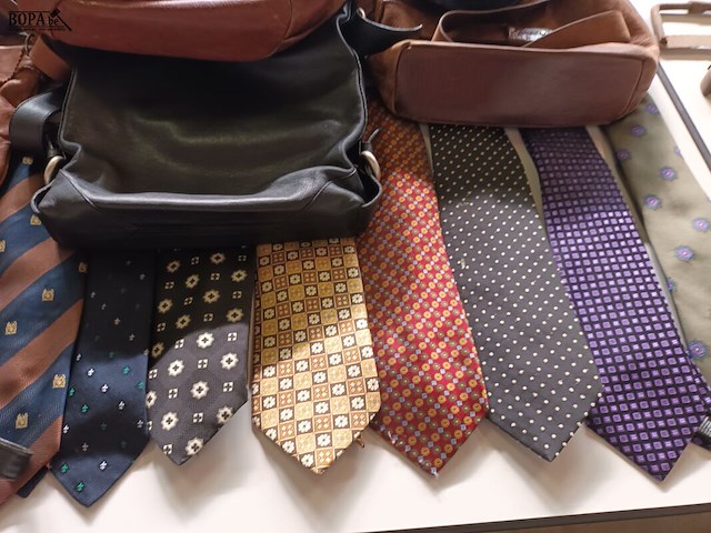 Lot 218 - mode accessoires. 38 stuks - afbeelding 6 van  7