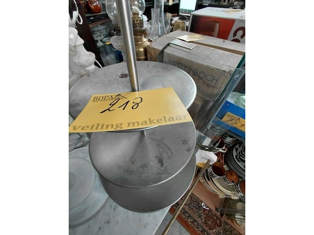 Lot 218 - roestvrijstalen 3 laagse etagère en fotohouder - afbeelding 3 van  4