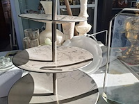 Lot 218 - roestvrijstalen 3 laagse etagère en fotohouder - afbeelding 4 van  4