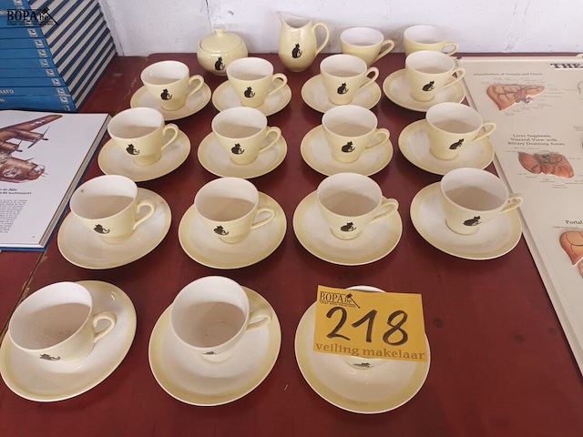Lot 218 - servies zwarte kat. 34 stuks - afbeelding 1 van  6