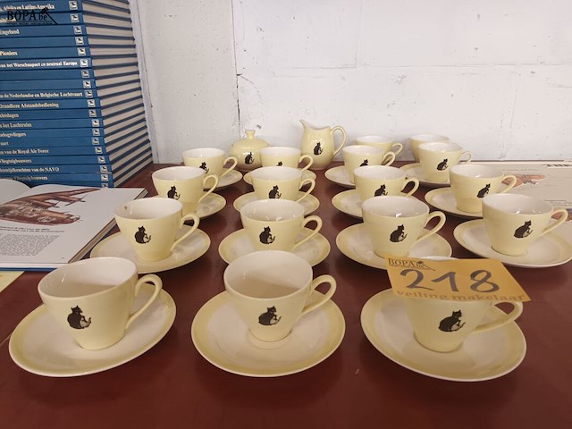 Lot 218 - servies zwarte kat. 34 stuks - afbeelding 2 van  6