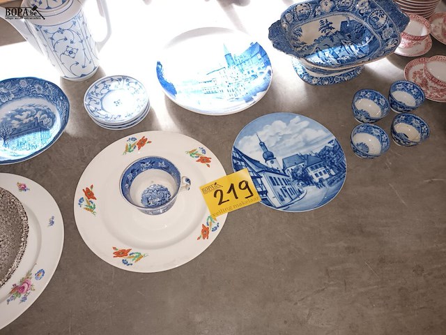 Lot 219 - antiek servies. 37 stuks - afbeelding 1 van  4