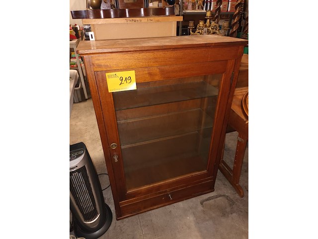 Lot 219 - antieke vitrine hangkast - afbeelding 1 van  4