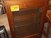 Lot 219 - antieke vitrine hangkast - afbeelding 1 van  4