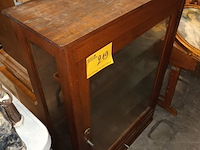 Lot 219 - antieke vitrine hangkast - afbeelding 2 van  4