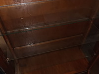 Lot 219 - antieke vitrine hangkast - afbeelding 3 van  4