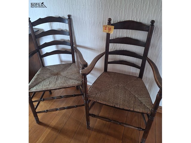 Lot 219 - houten armstoel. 2 stuks - afbeelding 1 van  1