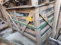Lot 219 - houten kist met klinkers in blauwsteen