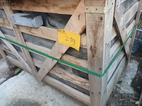 Lot 219 - houten kist met klinkers in blauwsteen - afbeelding 2 van  3