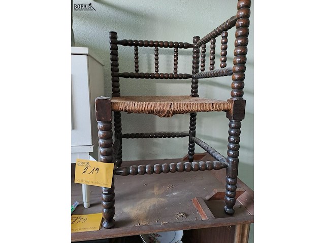 Lot 219 - klassieke bopa bobbin stoel - decoratieve stoel voor in hoek - afbeelding 1 van  2
