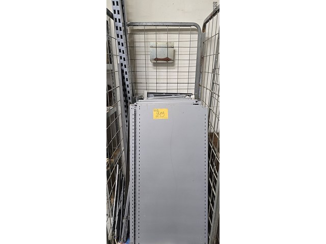 Lot 219 - staanders en legplanken gondela winkelrekken - afbeelding 1 van  6