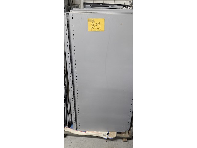 Lot 219 - staanders en legplanken gondela winkelrekken - afbeelding 2 van  6