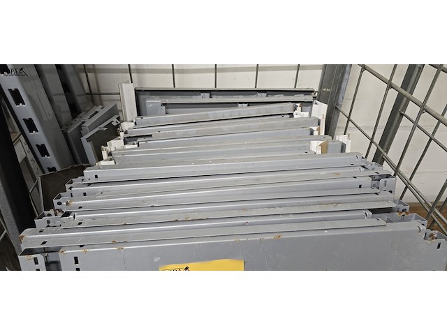 Lot 219 - staanders en legplanken gondela winkelrekken - afbeelding 3 van  6